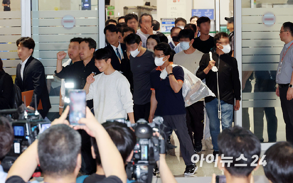 미국 이민당국에 의해 체포&middot;구금됐다 풀려난 한국인 316명이 탑승한 전세기가 인천국제공항 2터미널에 도착한 12일 오후 한국인 근로자들이 기다리던 가족들과 인사를 나누고 있다. [사진=정소희 기자]