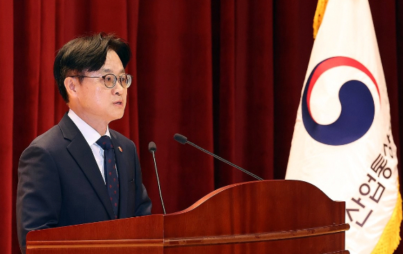 김정관 산업통상자원부 장관이 21일 정부세종청사 산업통상자원부 강당에서 열린 취임식에서 취임사를 하고 있다. [사진=연합뉴스]
