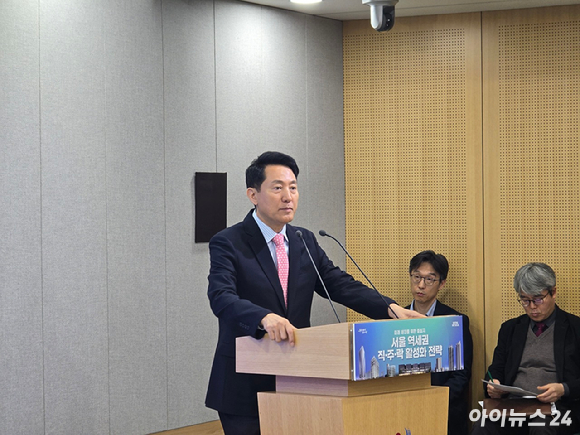 오세훈 서울시장이 25일 서울시청에서 열린 '서울 역세권 직&middot;주&middot;락 활성화 전략' 기자설명회에서 발언하고 있다. [사진=김한빈 기자 ]
