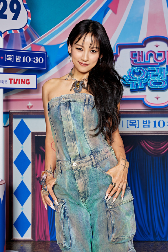 가수 이효리가 23일 온라인으로 진행된 tvN 예능 '댄스가수 유랑단' 제작발표회에 참석하고 있다. [사진=tvN]