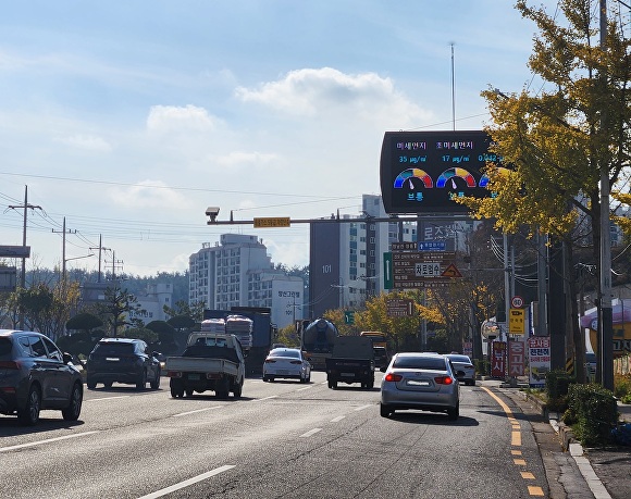 전라남도는 전광판을 통해 고농도 미세먼지 발생 상태를 알리고 있다. [사진=전남도]