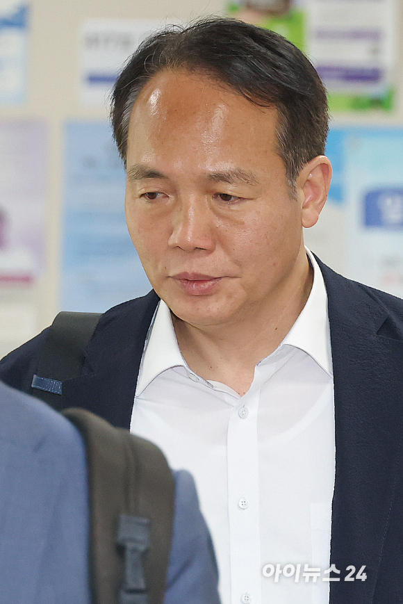 내란중요임무종사 혐의를 받는 이상현 전 제1공수특전여단장이 2일 오후 서울 서초구 서울중앙지방법원에서 열린 공판에 출석하고 있다. [사진=사진공동취재단]