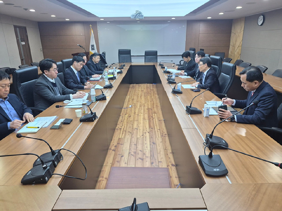 박은식 산림청장(오른쪽 두번째)이 9일 산림비전센터에서 중동전쟁 관련 목재산업계 현안 긴급점검을 위한 간담회를 주재하고 있다 [사진=산림청 ]