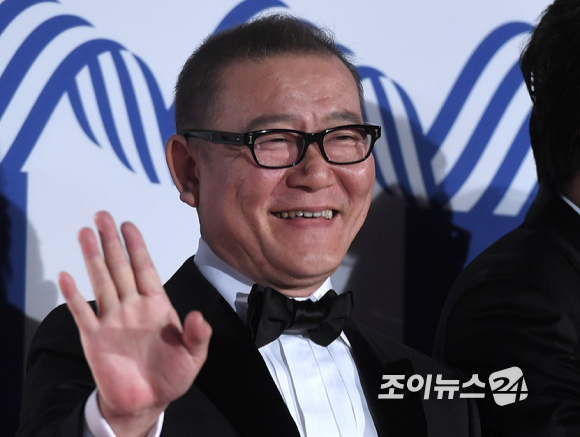 25일 오후 서울 회기동 경희대 평화의전당에서 열린 제37회 청룡영화상 시상식에 참석하며 포즈를 취하고 있다. [사진=조성우 기자]