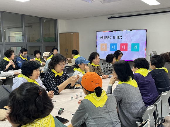 참여자들이 향기로운 기억숲 프로그램에 참여하고 있다 [사진=한국산림복지진흥원 국립칠곡숲체원]