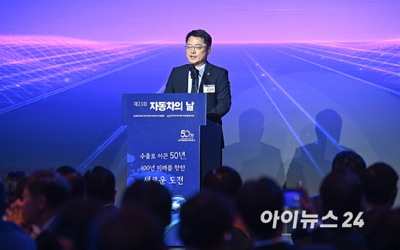 문신학 산업통상부 차관이 12일 서울 반포 JW메리어트호텔에서 열린 '제23회 자동차의 날' 기념행사에서 축사를 하고 있다. [사진=곽영래 기자]