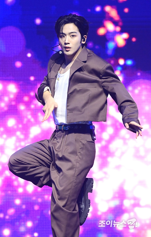 그룹 위아이 김요한이 29일 오후 서울 광진구 예스24라이브홀에서 열린 위아이(WEi) 여덟 번째 미니앨범 '원더랜드' 발매 기념 쇼케이스에 참석해 타이틀곡 '홈' 무대를 선보이고 있다. [사진=정소희 기자]