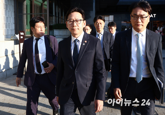 배경훈 부총리 겸 과학기술정보통신부 장관이 8일 서울 중구 신라호텔에서 젠슨 황 엔비디아 최고경영자(CEO)와 면담을 하기 위해 이동하고 있다. [사진=정소희 기자]