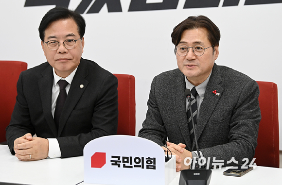 송언석 국민의힘 원내대표가 22일 서울 여의도 국회에서 홍익표 청와대 정무수석을 접견하고 있다. [사진=곽영래 기자]