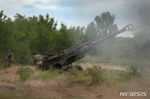 우크라이나 군인들이 지난해 6월18일 우크라이나 동부 도네츠크 지역에서 미국이 제공한 M777 유탄발사기로 러시아 진지를 공격하고 있다. [사진=뉴시스]