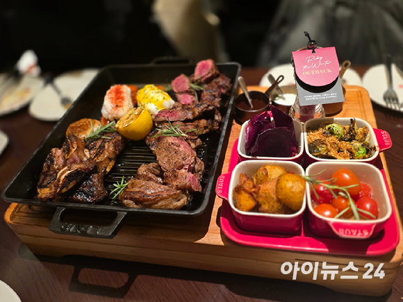 아웃백 프레스티지 스테이크 셀렉션(왼쪽)과 콰트로 사이드 샘플러. [사진=전다윗 기자]