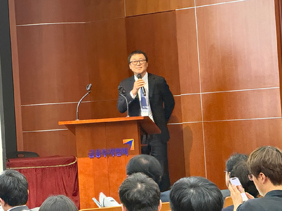 동국대학교 윤성중 교수가 장내파생상품 도입 30주년 정책 심포지엄에서 발표하고 있다 [사진=윤희성 기자]