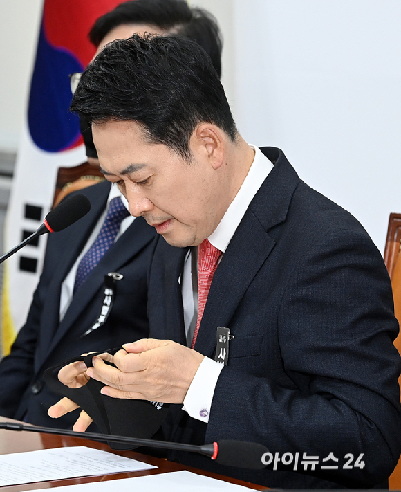장동혁 국민의힘 대표가 5일 서울 여의도 국회에서 열린 최고위원회의에서 마스크를 벗고 있다. [사진=곽영래 기자]