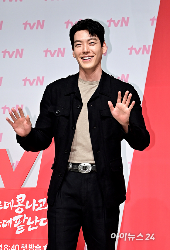 배우 김우빈이 11일 오후 서울 강남구 엘리에나 호텔에서 열린 tvN '콩 심은 데 콩 나고 팥 심은 데 팥 난다' 제작발표회에서 포토타임을 갖고 있다. [사진=곽영래 기자]