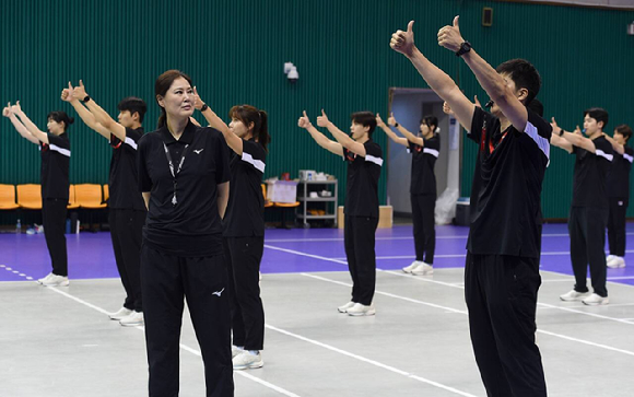 한국배구연맹(KOVO)이 주최한 2023 심판아카데미에서 강주희 FIVB 국제심판 겸 KOVO 심판위원장이 참가 심판진을 대상으로 시그널에 대한 시범 동작을 취하고 있다. [사진=한국배구연맹(KOVO)]