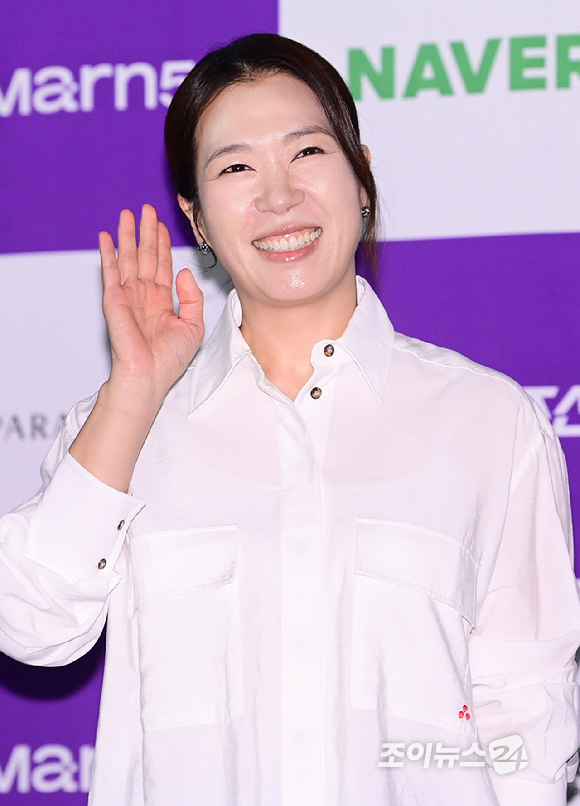 배우 염혜란이 7일 서울 용산구 CGV 아이파크몰에서 진행된 '제5회 청룡 시리즈 어워즈' 핸드프린팅 행사에 참석하고 있다. [사진=정소희 기자]