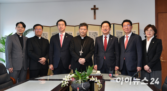 김기현 국민의힘 대표가 18일 오후 서울 중구 명동 천주교 서울대교구청을 찾아 서울대교구장 정순택 대주교를 예방, 참석자들과 기념촬영을 하고 있다. 왼쪽부터 천주교 서울대교구 문화홍보국장 최광희 신부, 사무처장 정영진 신부, 강민국 국민의힘 수석대변인, 정 대주교, 김 대표, 국민의힘 김상훈 의원, 양금희 의원. [사진=김성진 기자]