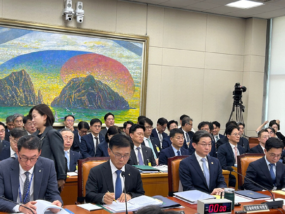 (왼쪽부터)장민영 기업은행장, 박상진 한국산업은행 회장, 이억원 금융위원장, 신진창 금융위 사무처장이 8일 국회 정무위원회 국정감사에 참석했다.[사진=도수화 기자] 