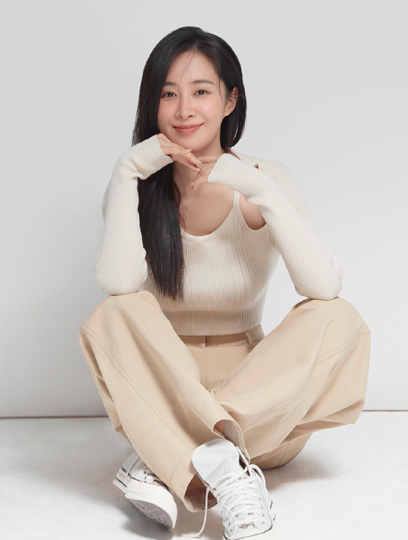 소녀시대 멤버이자 배우 권유리가 영화 '돌핀' 인터뷰에 앞서 포즈를 취하고 있다. [사진=SM엔터테인먼트]
