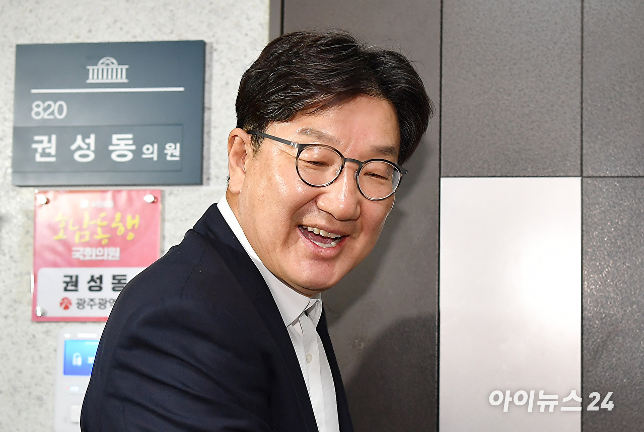 권성동 국민의힘 의원이 지난 7월 18일 자신의 의원실 앞에서 특검의 압수수색에 대한 자신의 입장을 밝히고 있다. 김건희 특검팀(특별검사 민중기)은 권 의원이 2022년 대선 전 통일교 측으로부터 불법 정치자금을 후원받았다는 의혹을 수사 중이다. [사진=곽영래 기자]