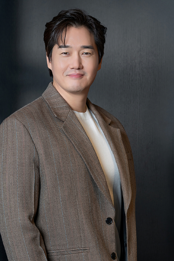 배우 유지태가 영화 '왕과 사는 남자' 인터뷰에 앞서 포즈를 취하고 있다. [사진=(주)쇼박스]