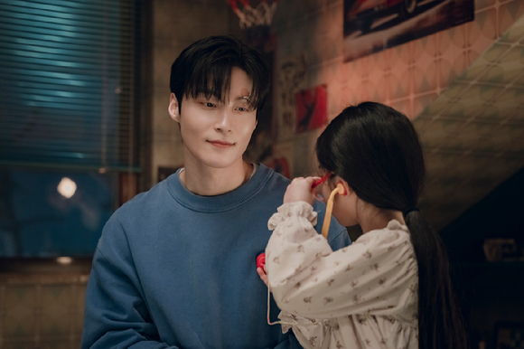 배우 허남준이 프로필 촬영에서 포즈를 취하고 있다. [사진=에이치솔리드]