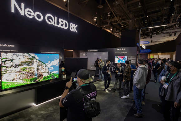 미국 라스베이거스의 컨벤션 센터 삼성전자 전시관에서 '네오 QLED 8K' 제품을 참가자들이 살펴보고 있다. [사진=삼성전자 ]