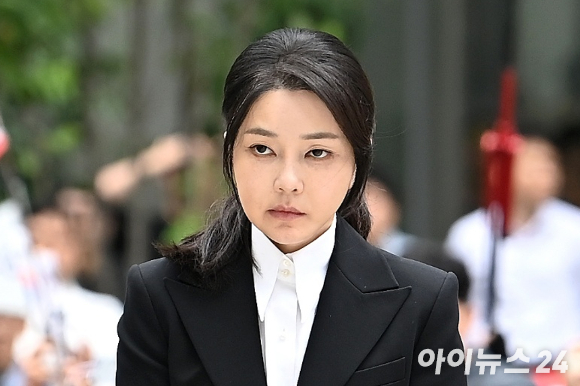 윤석열 전 대통령의 부인 김건희 여사가 지난해 8월 6일 서울 종로구에 마련된 김건희 특검팀(특별검사 민중기) 사무실에 조사를 받기 위해 피의자 신분으로 출석하고 있다. [사진=곽영래 기자]