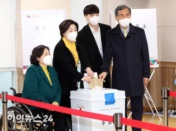 이재명 더불어민주당 대선후보와 윤석열 국민의힘 대선후보가 4일 오전 서울 중구 소공동 주민센터와 부산 남구 대연동 부산남구청에서 제20대 대통령 선거 사전투표를 하고 있다. [사진=국회사진취재단, 윤석열 캠프]