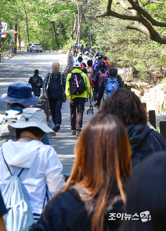 25일 서울 강북구 우이동 만남의 광장에서 열린 산악인 오은선 대장과 함께하는 '제13회 희망찾기 등산&middot;트레킹 교실' 개막식에서 참석자들이 기념촬영을 하고 있다. [사진=정소희 기자]