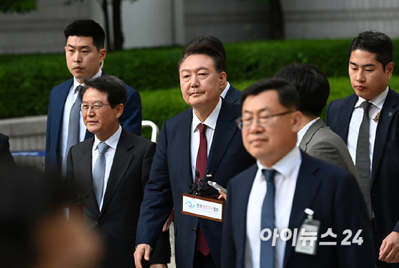 윤석열 전 대통령이 12일 서울 서초구 중앙지방법원에서 열린 내란 우두머리 혐의, 직권남용 권리행사방해 혐의 사건 3차 공판을 마치고 나오고 있다. [사진=사진공동취재단]