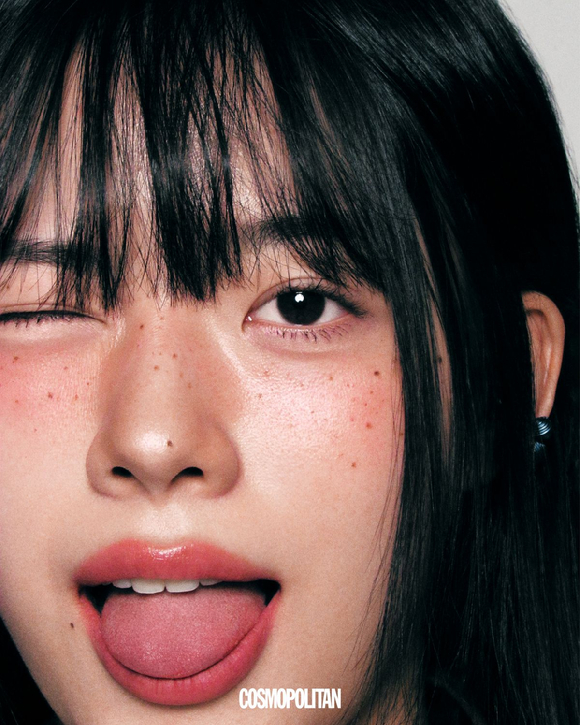 배우 이재인이 화보 촬영에서 포즈를 취하고 있다. [사진=코스모폴리탄]