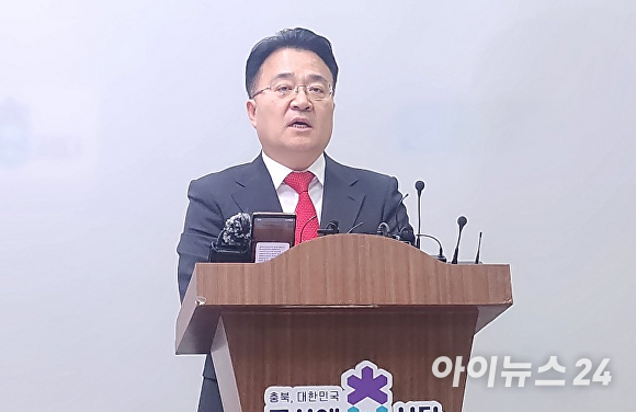 국민의힘 청주 상당 선거구 공천이 확정된 서승우 전 충북도 행정부지사가 18일 충북도청 브리핑룸에서 기자들의 질문에 답변하고 있다. [사진=한준성 기자]