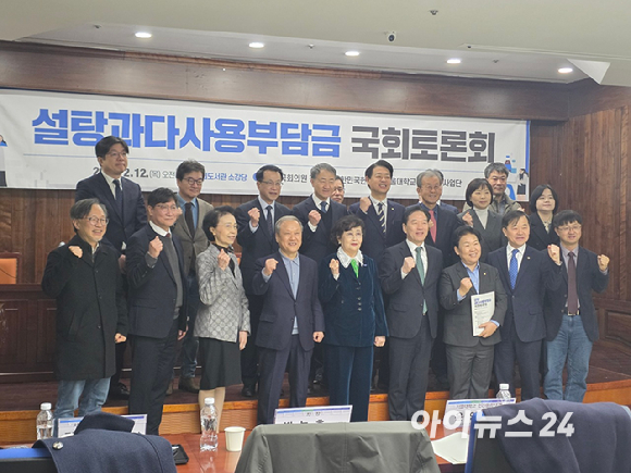 청량음료와 각종 가공식품에 설탕이 대량으로 사용되는 모습. [사진=AI 생성 이미지]