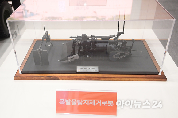 25일 서울 강남구 코엑스에서 열린 '2026 무인이동체 X 민군협력 엑스포'에서 한화에어로스페이스 부스에 지상 무인체계인 아리온스멧 등이 전시되어있다. [사진=정소희 기자]