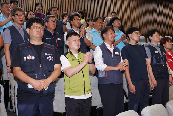 지난 24일 국회 본회의에서 '노동조합 및 노동관계조정법 일부개정법률안(노란봉투법)'이 통과되자 민주노총 양경수 위원장과 조합원, 진보당 당원들이 기뻐하고 있다. [사진=연합뉴스]