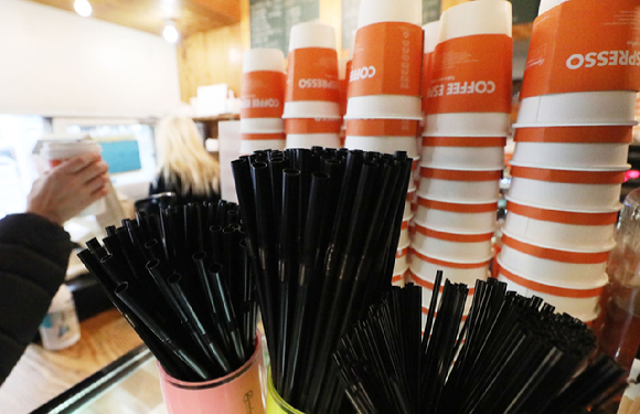 6일 서울 시내 한 카페에 일회용 빨대와 컵이 가득 놓여있다. [사진=뉴시스]