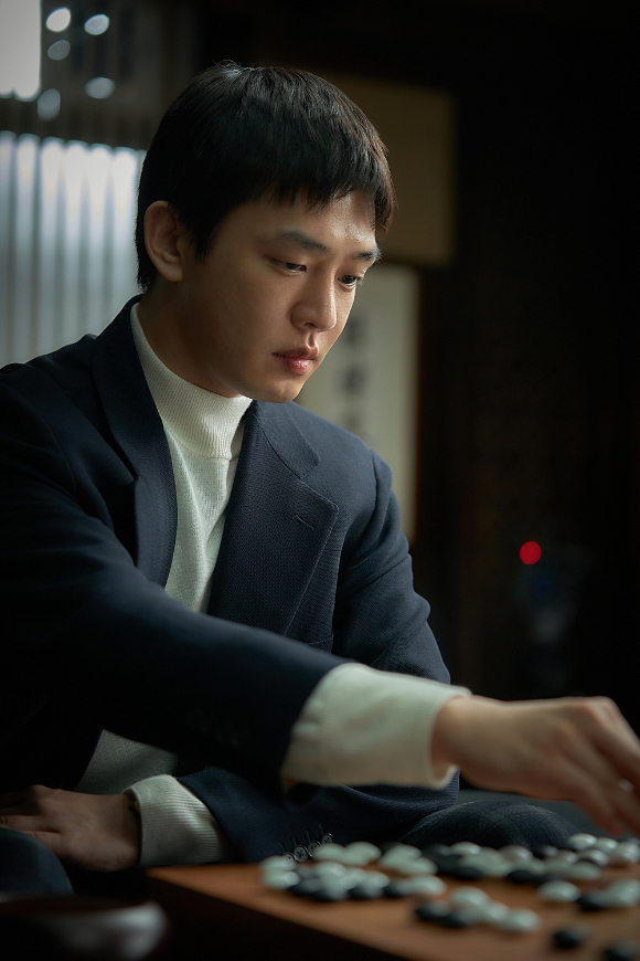 배우 유아인이 해운대구 시그니엘 부산 그랜드볼룸에서 열린 2022 부일영화상 시상식에 전년도 남우주연상 수상자로 참석해 핸드프린팅 행사를 갖고 있다. [사진=정소희 기자]