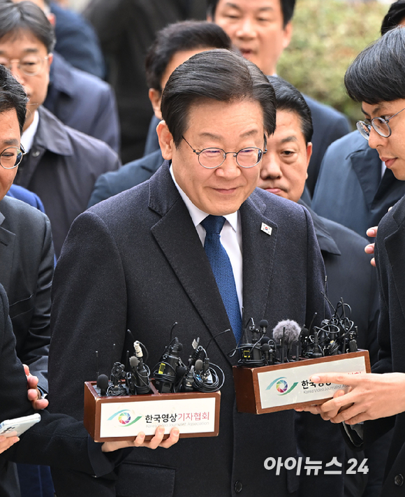 위증교사 혐의로 재판을 받는 이재명 더불어민주당 대표가 25일 서울 서초구 중앙지방법원에서 공판에 출석하고 있다. 2024.11.25. [사진=사진공동취재단]