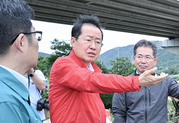 홍준표 대구시장이 군위수해복구 현장을 둘러보고 있다. [사진=대구시]