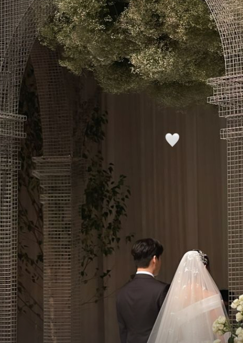 손연재가 웨딩드레스를 입고 활짝 웃고 있다. [사진=아이린 인스타그램 ]
