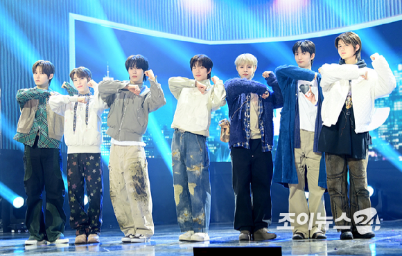 그룹 아크가 8일 오후 서울 마포구 SBS프리즘타워 공개홀에서 열린 아크(ARrC) 미니 2집 'nu kidz: out the box(뉴 키즈: 아웃 더 박스)'발매 기념 미디어 쇼케이스에 참석하고 있다. [사진=정소희 기자]