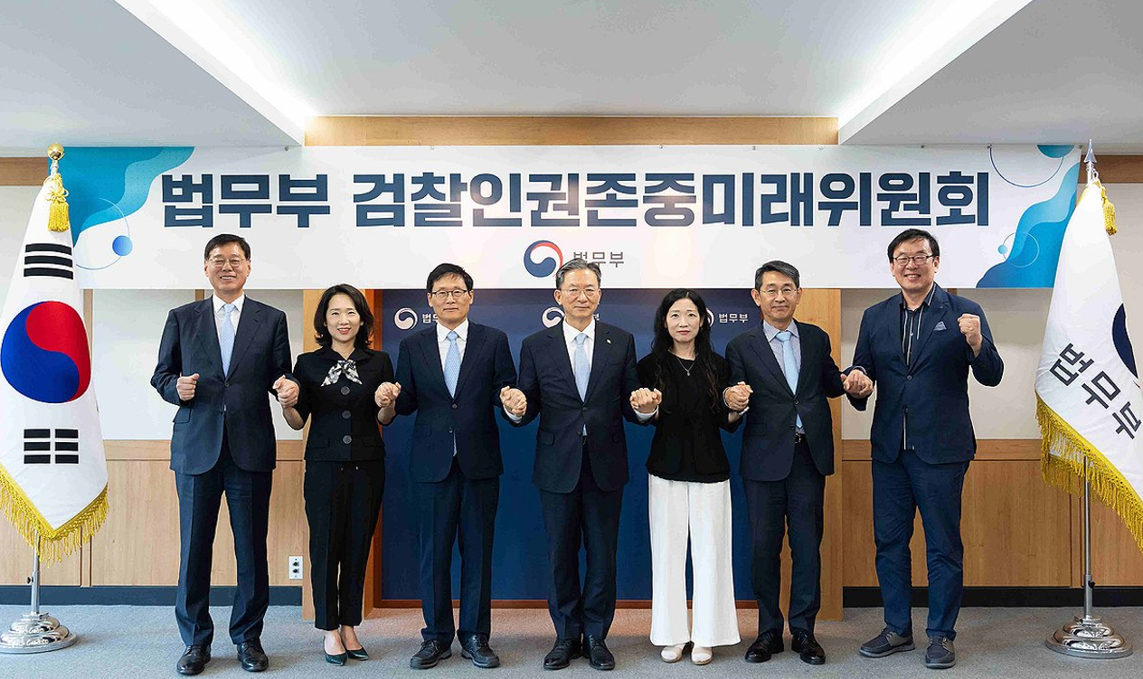 정성호 법무부 장관(가운데)이 지난 6월 10일 정부과천청사 법무부에서 열린 검찰인권존중미래위원회 발족식에 참석해 위촉된 위원들과 기념촬영을 하고 있다. 2026.6.10 [법무부 제공. 재판매 및 DB 금지] [사진=법무부]