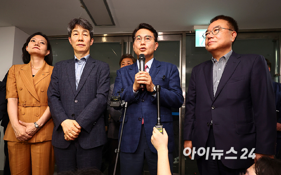 6&middot;3 지방선거 투표용지 부족 사태를 조사 중인 윤상현 국회 국정조사특별위원회 위원장을 비롯한 위원들이 2일 서울 송파구 올림픽공원 내 개표소 내부를 둘러보고 있다. [사진=국회사진기자단 ]