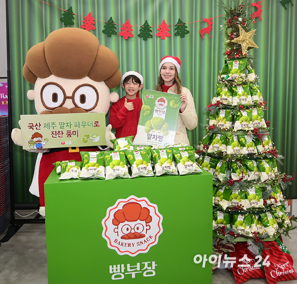 18일 중구 롯데마트 제타플렉스 서울역점에서 모델들이 농심 베이커리 스낵 빵부장 시리즈 '빵부장 말차빵' 출시를 알리고 있다. [사진=정소희 기자]