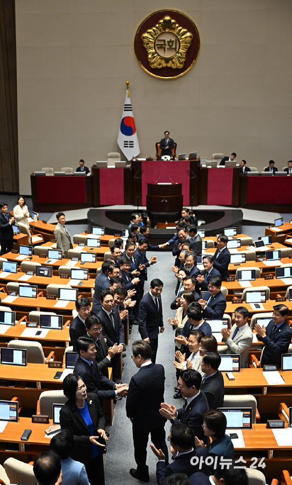 이재명 대통령이 26일 국회에서 열린 본회의에서 추가경정예산 시정연설을 하기 위해 입장하며 의원들과 인사를 하고 있다. [사진=국회사진기자단]