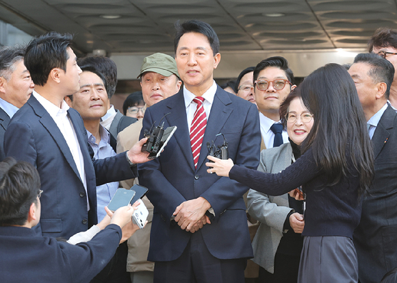오세훈 서울시장이 23일 서울 서초구 서울고법에서 열린 '명태균 여론조사 대납 의혹 사건' 항소심 선고 공판 뒤 무죄 판결과 관련해 입장을 밝히고 있다. [사진=오세훈]