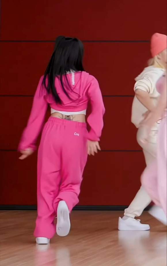 채영 타투 [사진=온라인 커뮤니티]