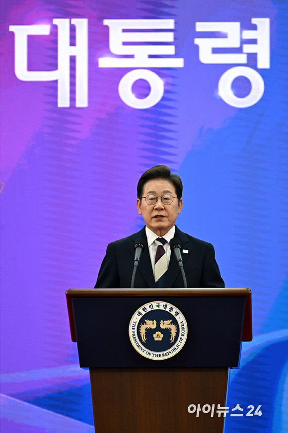 이재명대통령이 4일 오전 국회 로텐더홀에서 열린 제21대 대한민국 대통령 취임사를 하고 있다. [사진=국회시잔취재단]