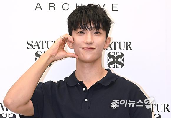 세븐틴 도겸이 10일 오전 서울 중구 명동에서 열린 세터(SATUR) 아카이브 명동 매장 오픈 기념 포토월에서 포즈를 취하고 있다. [사진=곽영래 기자]